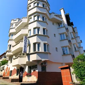 2* Hotel The White House